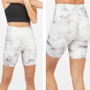 SPANX ACTIVE Booty Boost 7/8 High Rise Stretch Shorts Tie Dye White/Gray SZ L